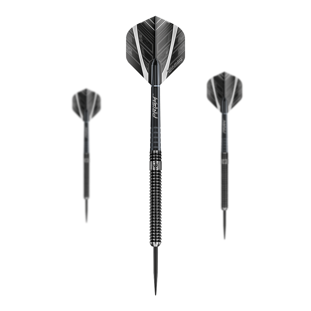 Auf dem Bild sind drei schwarze Steeldarts mit silbernen Akzenten zu sehen. Die Darts sind in einer Reihe mit einem Dart in der Mitte und jeweils einem Dart links und rechts angeordnet.